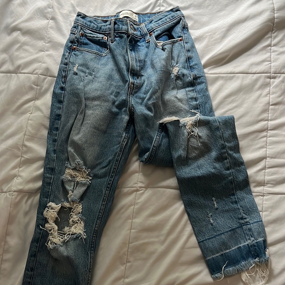 ABERCOMBIE & FITCH HIGH RISE MOM JEANS